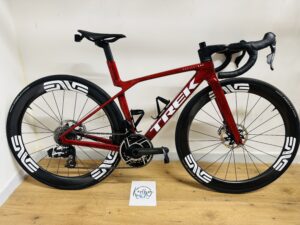 Trek Madone SLR9 Gen8 Red Viper Frost, Sram Red eTap AXS E1, Enve Carbon kerékszett (XS)