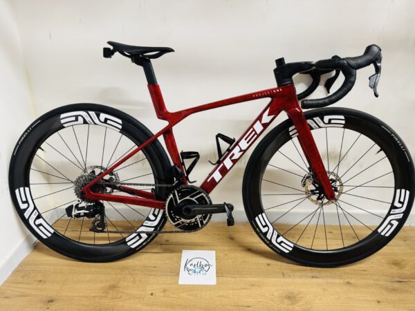 Trek Madone SLR9 Gen8 Red Viper Frost, Sram Red eTap AXS E1, Enve Carbon kerékszett (XS)