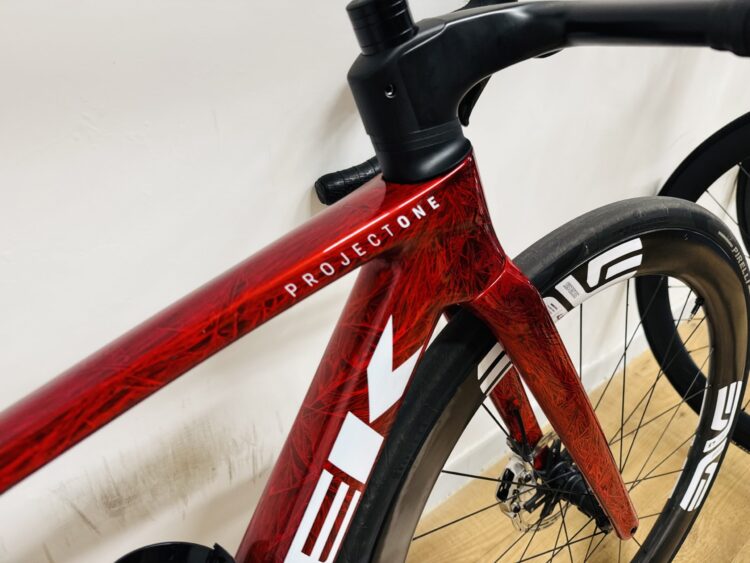 (használt) Trek Madone SLR9 Gen8 Red Viper Frost, Sram Red eTap AXS E1, Enve Carbon kerékszett (XS) - Image 7