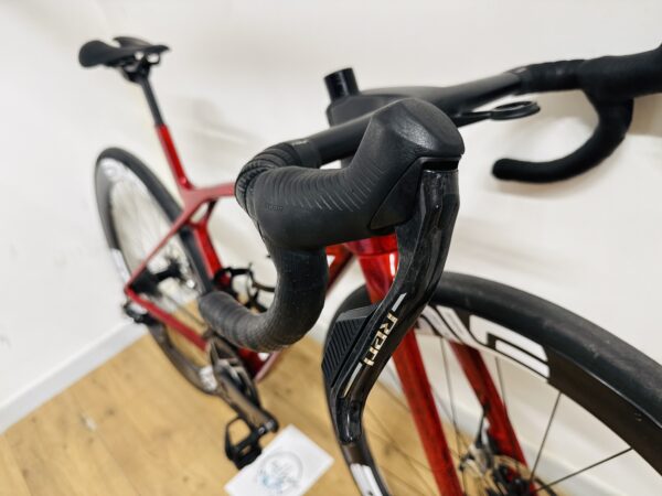 Trek Madone SLR9 Gen8 Red Viper Frost, Sram Red eTap AXS E1, Enve Carbon kerékszett (XS) - Image 11