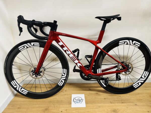 Trek Madone SLR9 Gen8 Red Viper Frost, Sram Red eTap AXS E1, Enve Carbon kerékszett (XS) - Image 2