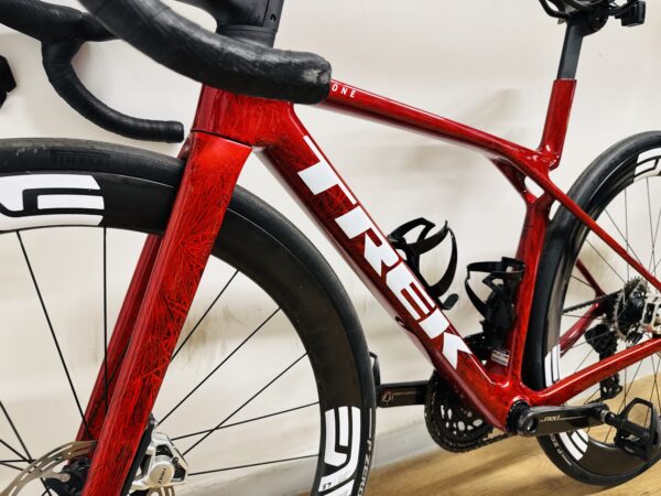 Trek Madone SLR9 Gen8 Red Viper Frost, Sram Red eTap AXS E1, Enve Carbon kerékszett (XS) - Image 6