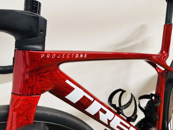 Trek Madone SLR9 Gen8 Red Viper Frost, Sram Red eTap AXS E1, Enve Carbon kerékszett (XS) - Image 9
