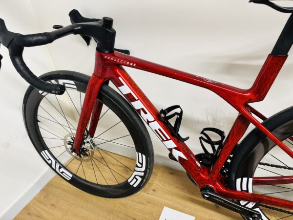 Trek Madone SLR9 Gen8 Red Viper Frost, Sram Red eTap AXS E1, Enve Carbon kerékszett (XS) - Image 3
