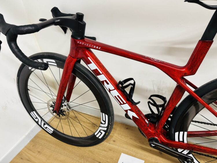 (használt) Trek Madone SLR9 Gen8 Red Viper Frost, Sram Red eTap AXS E1, Enve Carbon kerékszett (XS) - Image 3