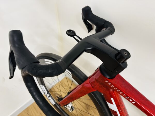Trek Madone SLR9 Gen8 Red Viper Frost, Sram Red eTap AXS E1, Enve Carbon kerékszett (XS) - Image 18