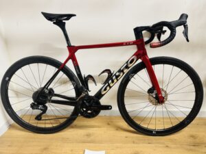 Gusto Ranger Evo Carbon Disc, Shimano 105 di2, Carbon kerékszett (M/L)