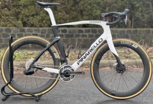 (használt) Pinarello Dogma F Disc, Sram Red AXS, DT Swiss Carbon (58) országúti kerékpár